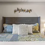 Spring Creek Luxury King One Bedroom At White Spruce Lodge
