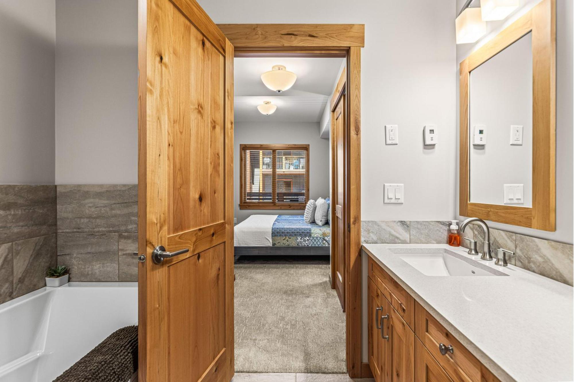 Apartment Spring Creek Luxury King One Bedroom At White Spruce *