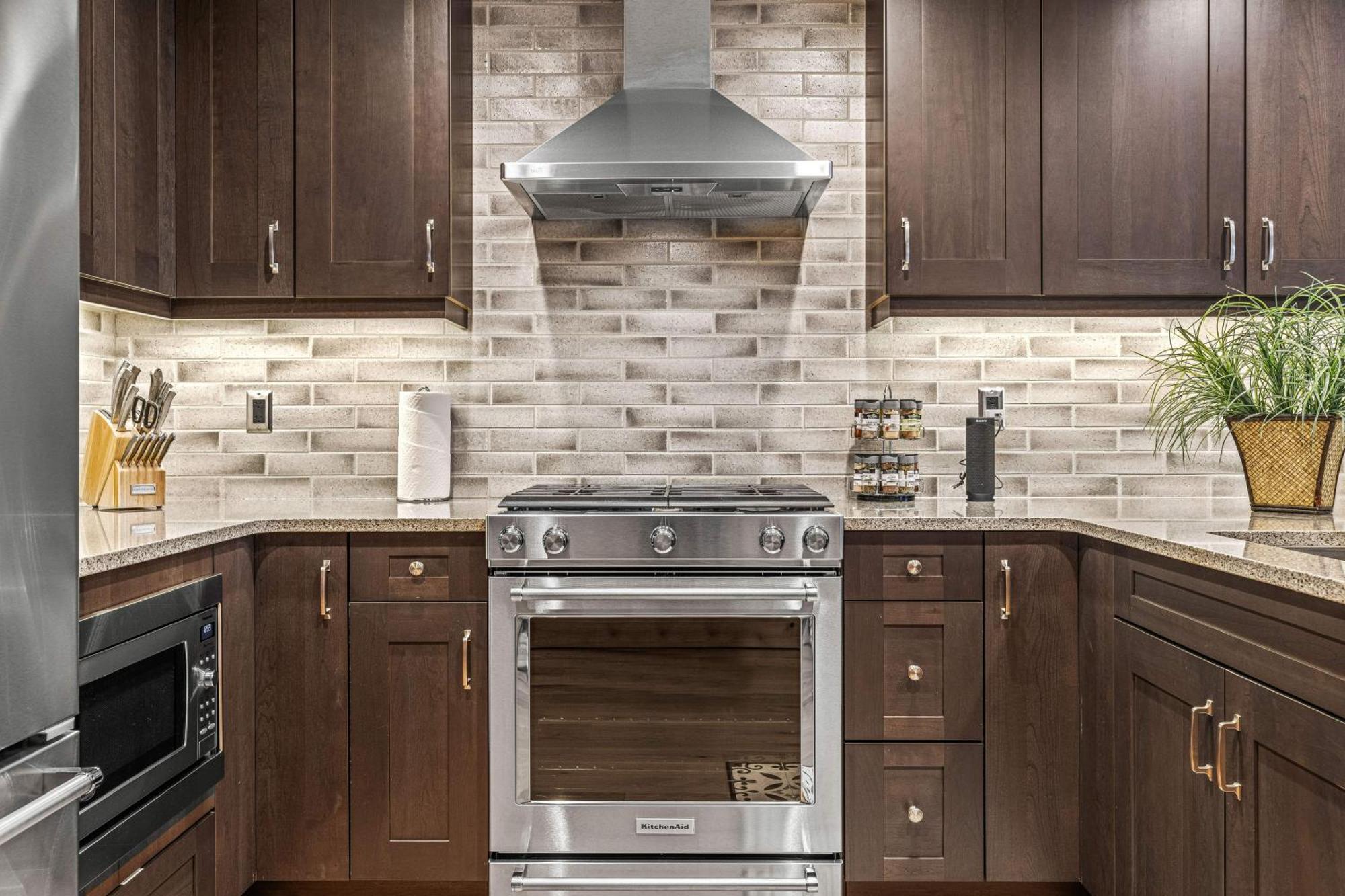 Spring Creek Luxury King One Bedroom At White Spruce Apartment