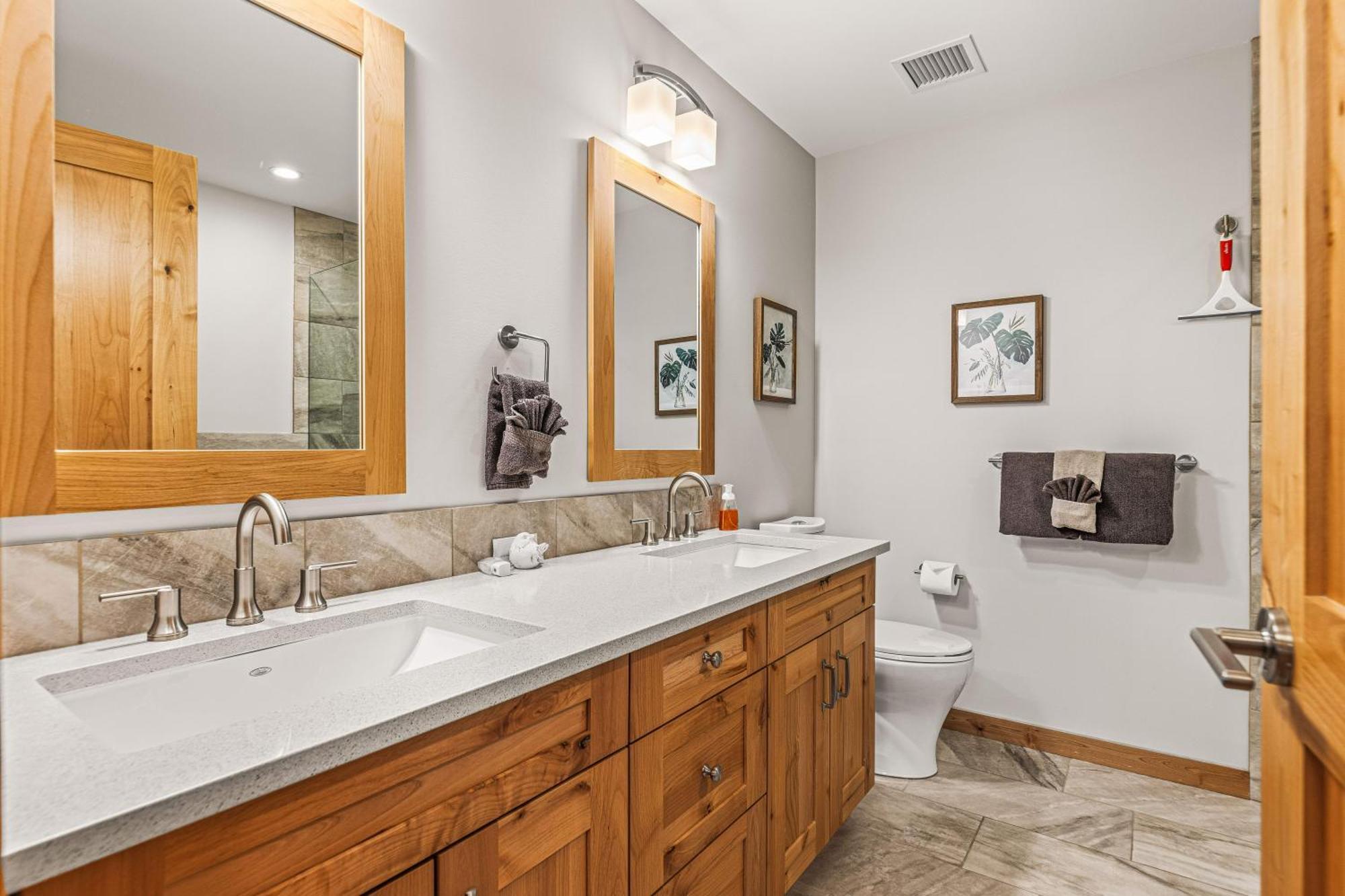 Apartment Spring Creek Luxury King One Bedroom At White Spruce *