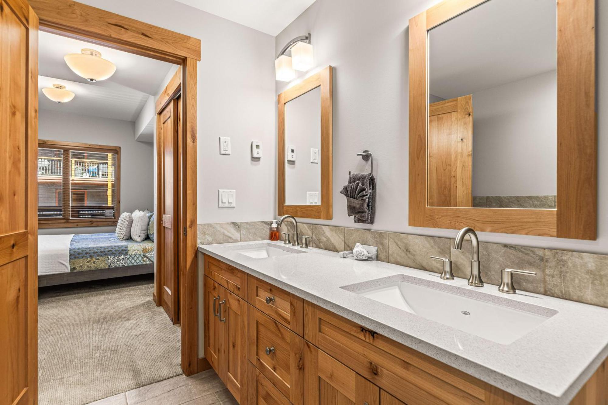 Spring Creek Luxury King One Bedroom At White Spruce Apartment