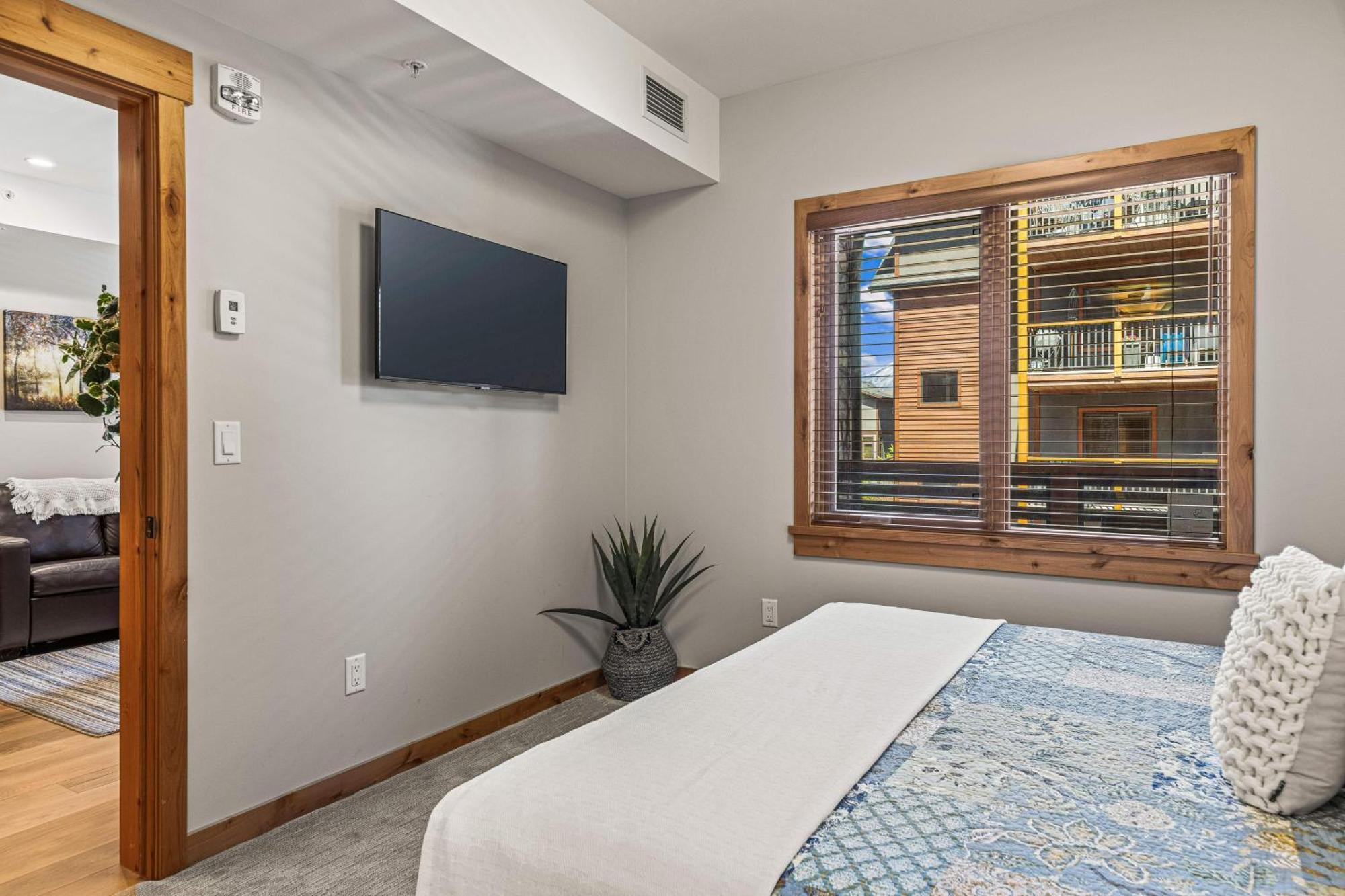 Apartment Spring Creek Luxury King One Bedroom At White Spruce *